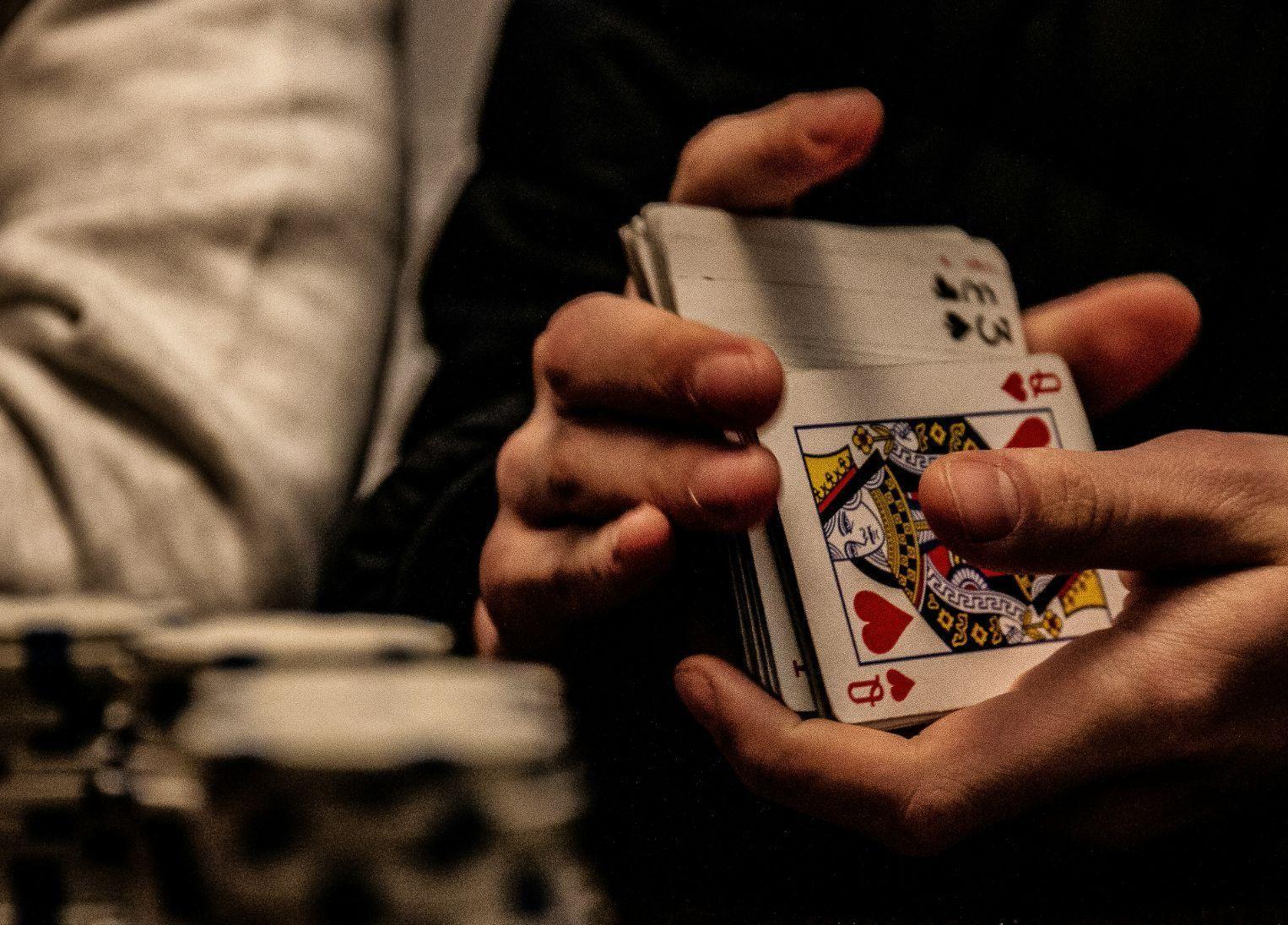 Wie unterscheidet sich Online-Poker vom normalen Poker?